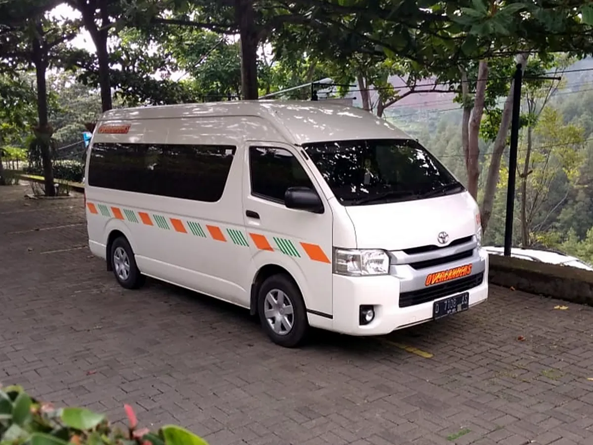 Hiace Commuter Overlanders tampak depan samping
